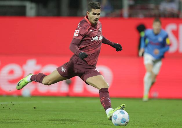 Die Entscheidung im Hinspiel: André Silva, inzwischen als Leihspieler bei Werder Bremen aktiv, verwandelt einen äußerst fragwürdigen Strafstoß zum 2:0 für RB Leipzig bei Holstein Kiel.