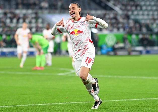 Bejubelte zuletzt beim 3:2 von RB Leipzig in Wolfsburg seinen neunten Saisontreffer, holte sich in der Volkswagenstadt aber auch seine fünfte Gelbe Karte ab und wird am Karsamstag fehlen: Xavi Simons. Der Niederländer hatte bereits das Hinspiel gegen Holstein Kiel verpasst, seinerzeit war er verletzungsbedingt ausgefallen.