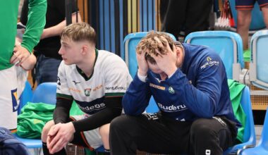 Vier Rote und keinen Überblick: Kuriose Szene: Handball-Schiri greift zum Regelheft