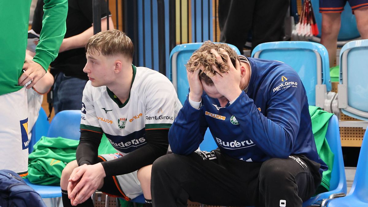 Vier Rote und keinen Überblick: Kuriose Szene: Handball-Schiri greift zum Regelheft