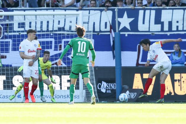 Der Schuss ins Glück: In der Nachspielzeit erzielte Shuto Machino den 4:3-Siegtreffer für Holstein Kiel.