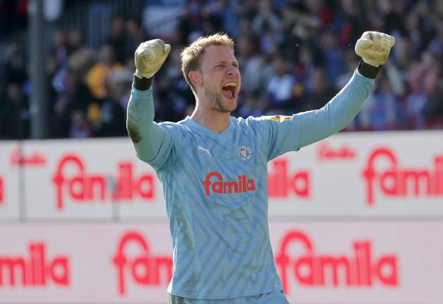 Pure Erleichterung: Thomas Dähne hatte mit seinen Paraden maßgeblichen Anteil am Erfolg von Holstein Kiel