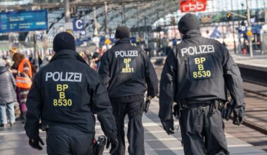 S-Bahn Berlin: Polizei mit düsterer Nachricht! Hunderte Waffen gefunden