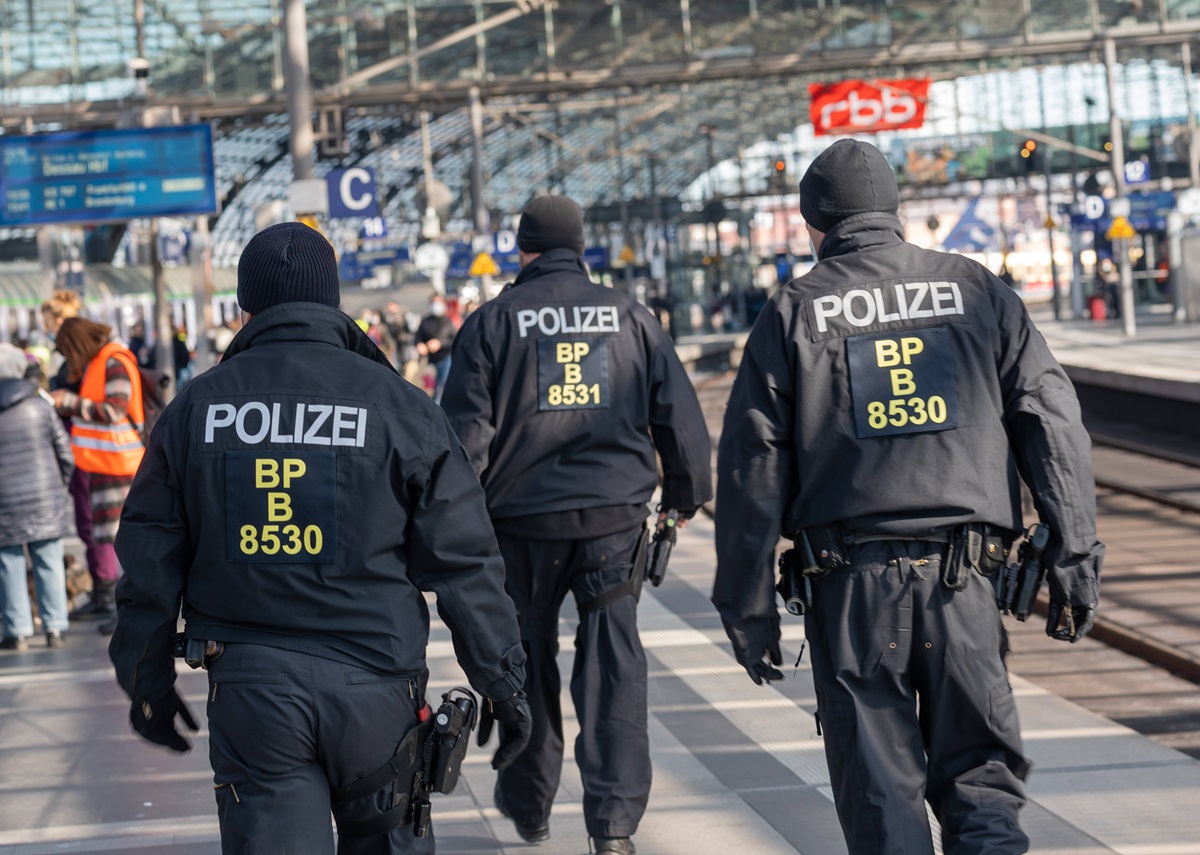 S-Bahn Berlin: Polizei mit düsterer Nachricht! Hunderte Waffen gefunden