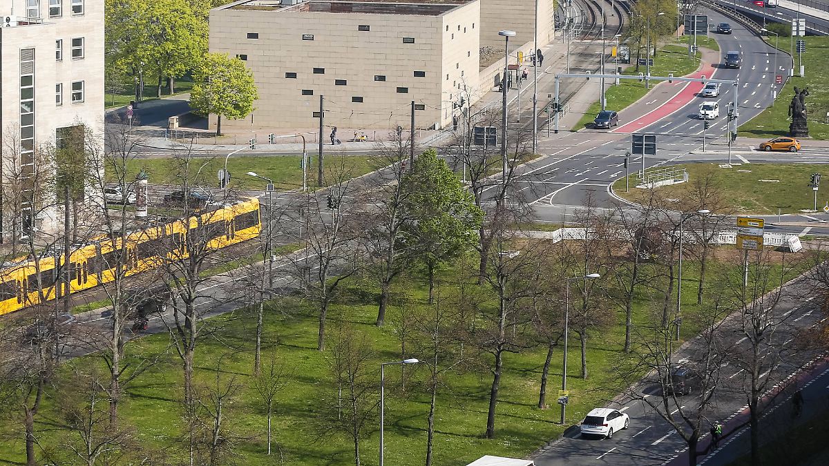 Notfall im Zentrum von Dresden: Mann stürzt in sechs Meter tiefen Abwasserschacht
