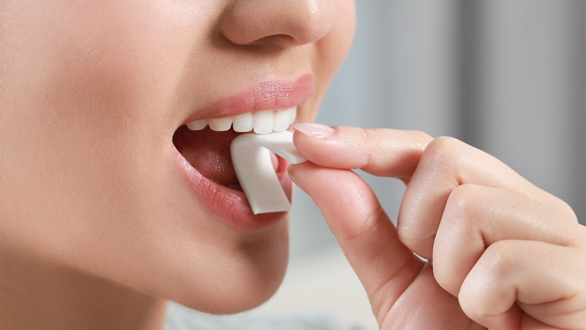 Bindet Erreger im Mund: Antiviraler Kaugummi soll vor Grippe und Herpes schützen
