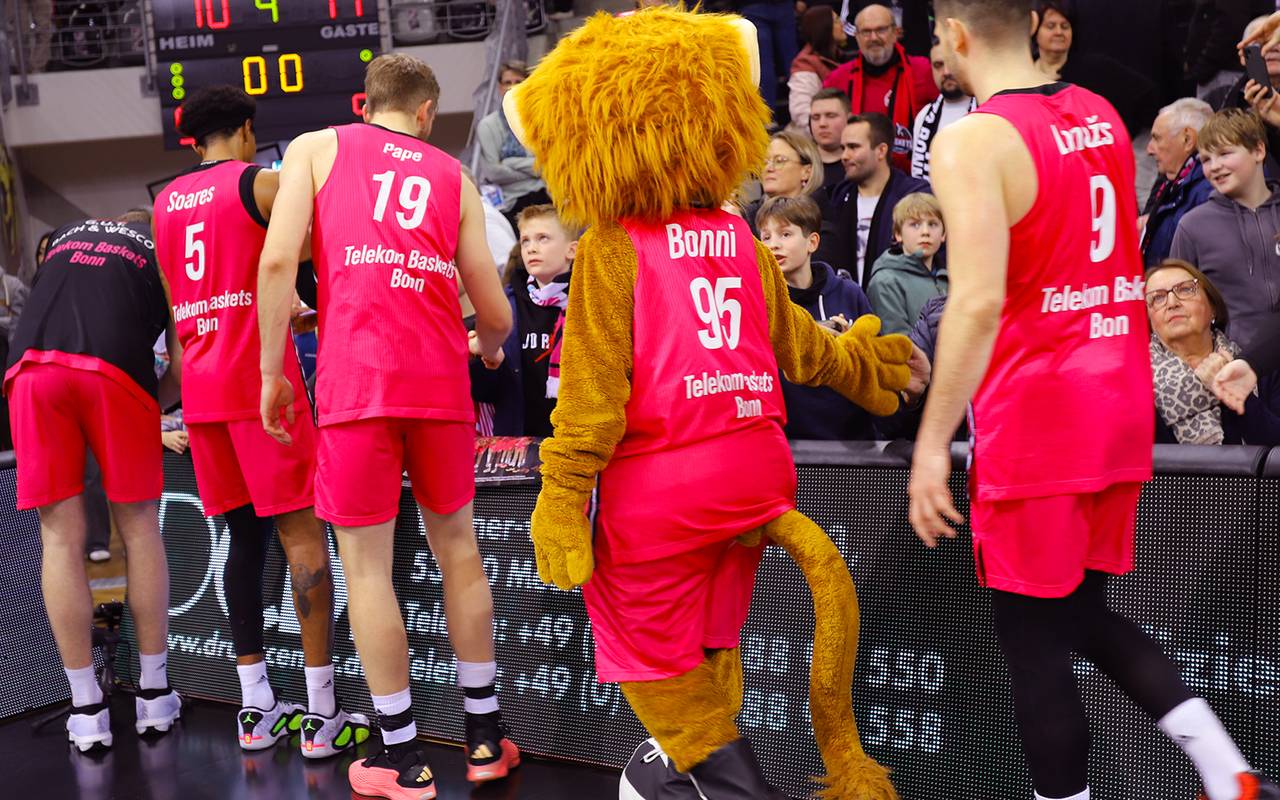 Bonni mit Spielern Till Pape 