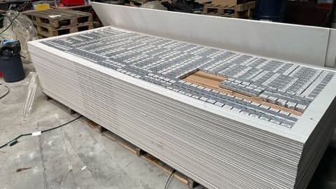 Kreatives Versteck: In diesen Gipskartonplatten wurden Millionen illegale Zigaretten gefunden.