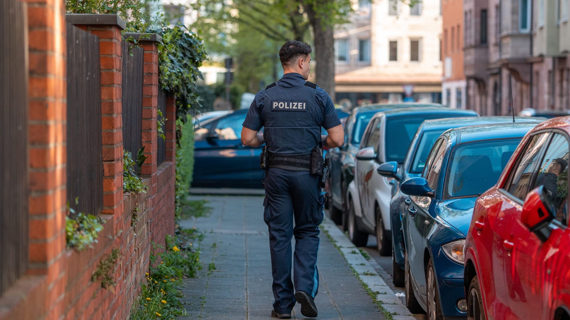 In Nürnberg ist es am Dienstagmorgen zu einem größeren Einsatz gekommen, nachdem Bewohner Schüsse gehört haben wollen.
