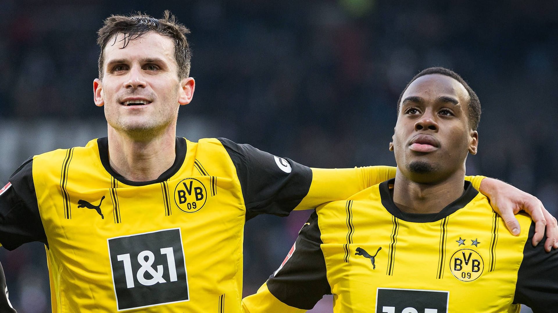 Jamie Gittens (r.) neben Pascal Groß: Der Engländer spielt seit 2022 in Dortmund.