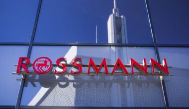 Rossmann in Duisburg: Frau bringt Baby vor Filiale zur Welt