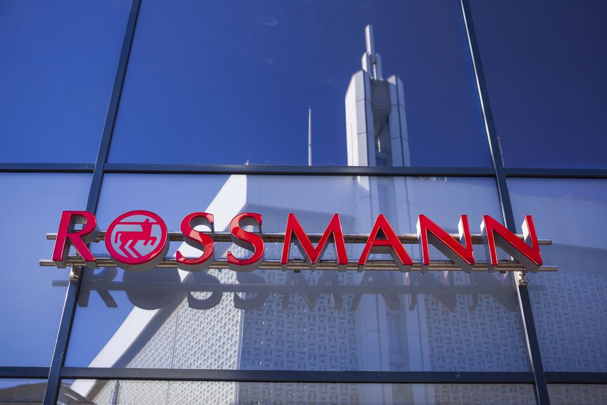 Rossmann in Duisburg: Frau bringt Baby vor Filiale zur Welt