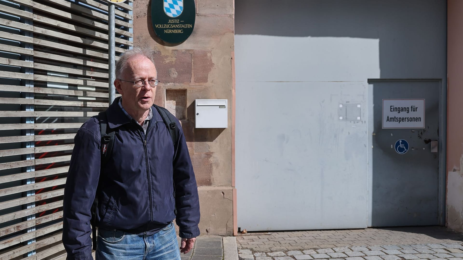 Jörg Alt vor der Justizvollzugsanstalt in Nürnberg: Für 25 Tage ist sie jetzt seine Heimat.