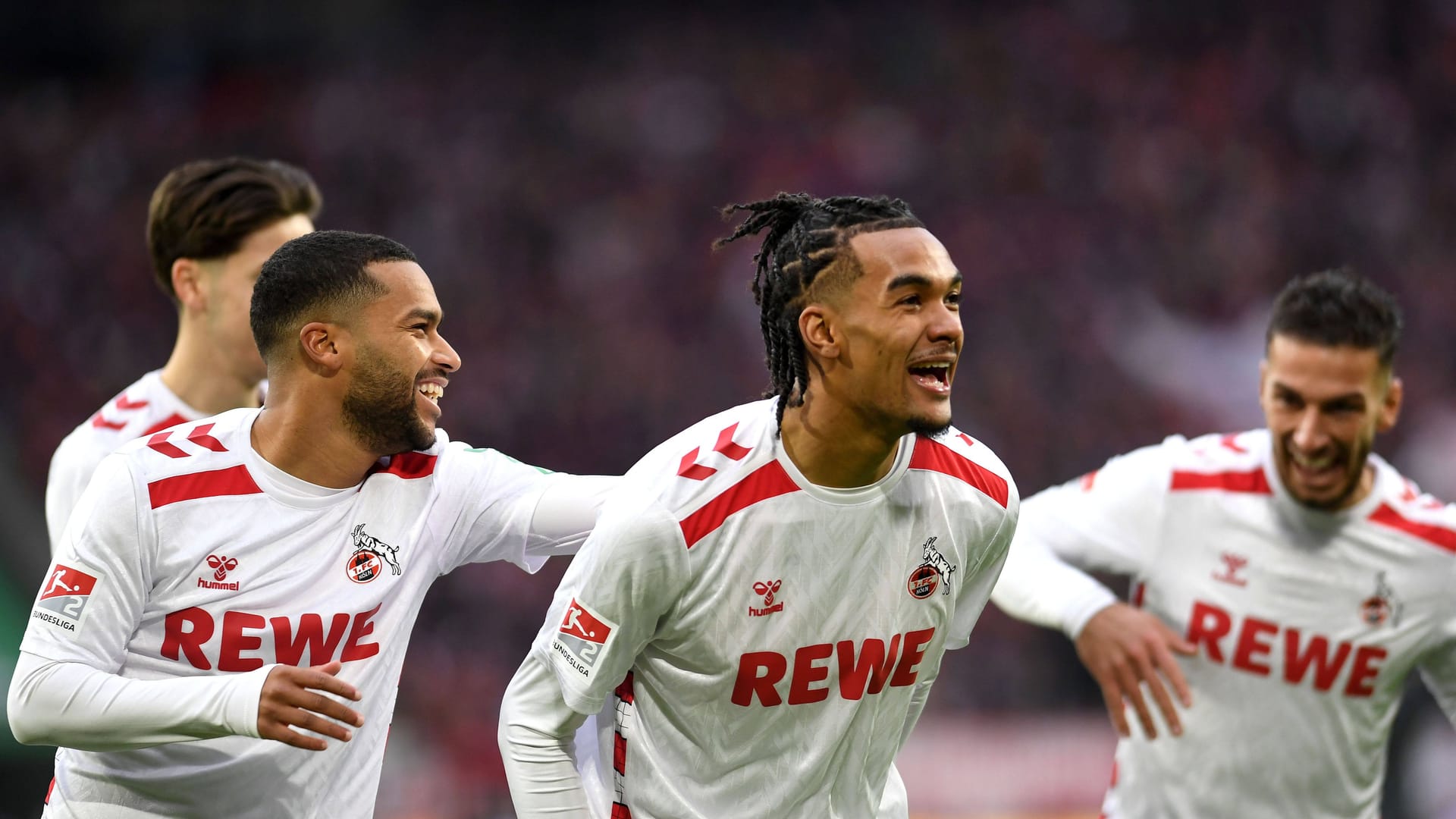 Jubeln gemeinsam über den Sieg gegen Nürnberg: (v.l.) Linton Maina, Damion Downs und Leart Paqarada.