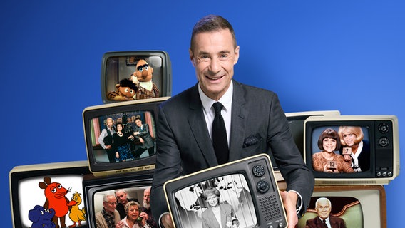 Kai Pflaume ist umgeben von alten Röhrenfernsehern, die ARD-Sendungen zeigen. Mit "75 Jahre ARD - Die große Jubiläumsshow" präsentiert der Moderator einen Abend voller Erinnerungen, Überraschungen und Emotionen. © ARD/Marc Rehbeck/Montage 