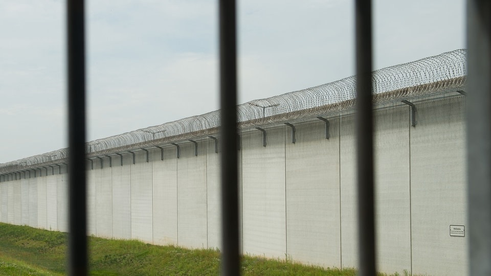 JVA Burg: Ehefrau von Häftling nach Besuch im Gefängnis tot