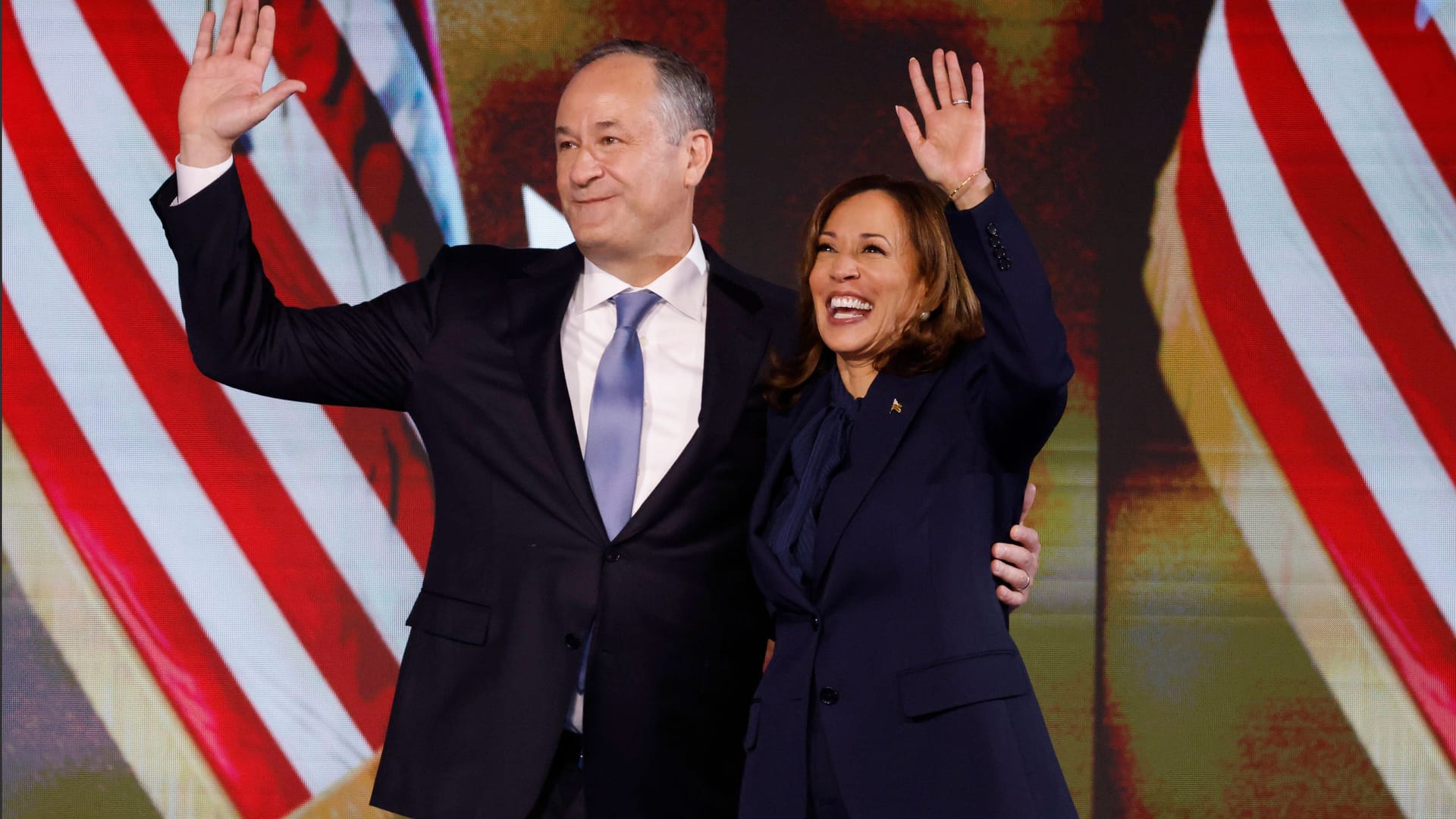Kamala Harris und Ehemann Doug Emhoff nach der Parteitagsrede.