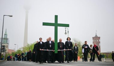 Karfreitagsprozession zieht mit großem Kreuz durch Berlin