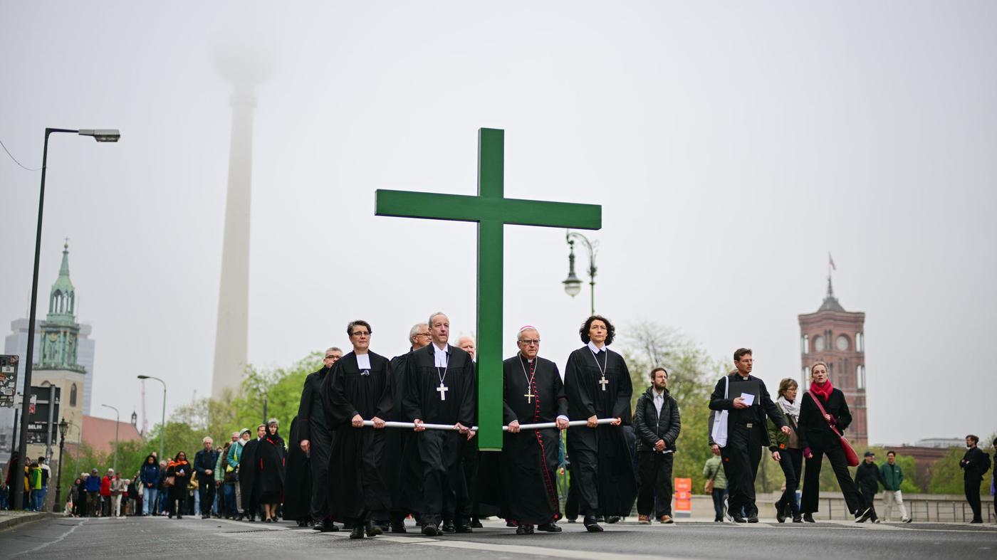 Karfreitagsprozession zieht mit großem Kreuz durch Berlin