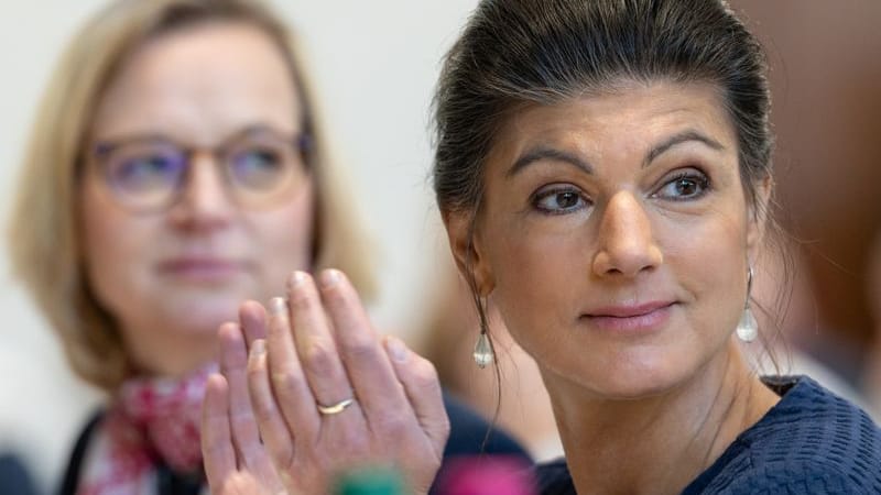 Katja Wolf (l.), Landesvorsitzende und Sahra Wagenknecht, Parteigründerin, verfolgen einen BSW-Landesparteitag in Thüringen (Archivbild).
