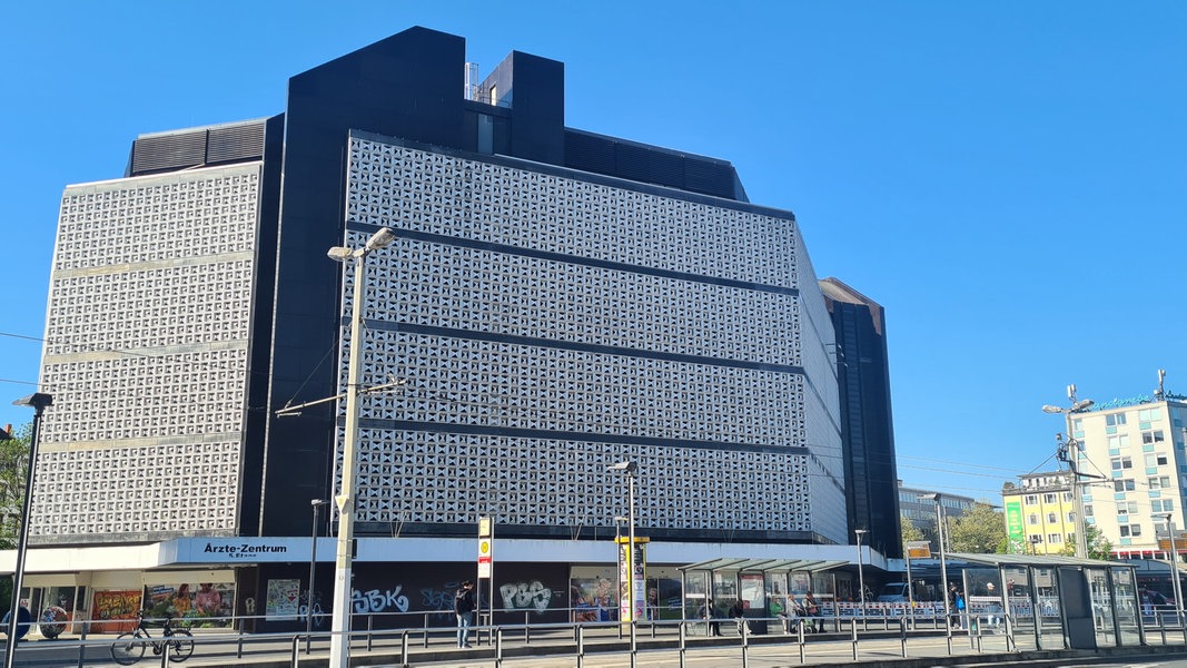 Feuerwehr rettet Kletterer von Galeria-Fassade in Braunschweig | NDR.de - Nachrichten - Niedersachsen