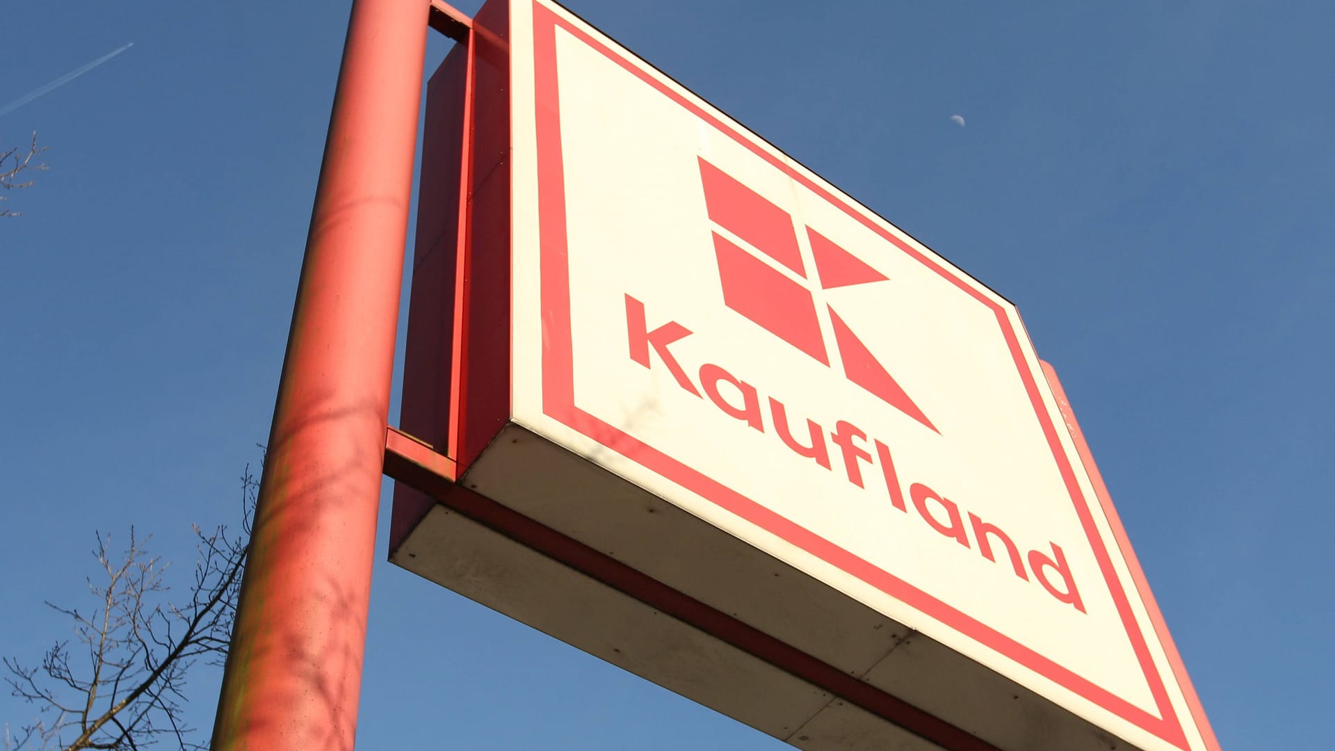 Kaufland-Logo vor einer Filiale in Hamburg (Symbolbild): Drei Standorte in der Hansestadt sind laut dem Bericht einer Undercover-Recherche betroffen.