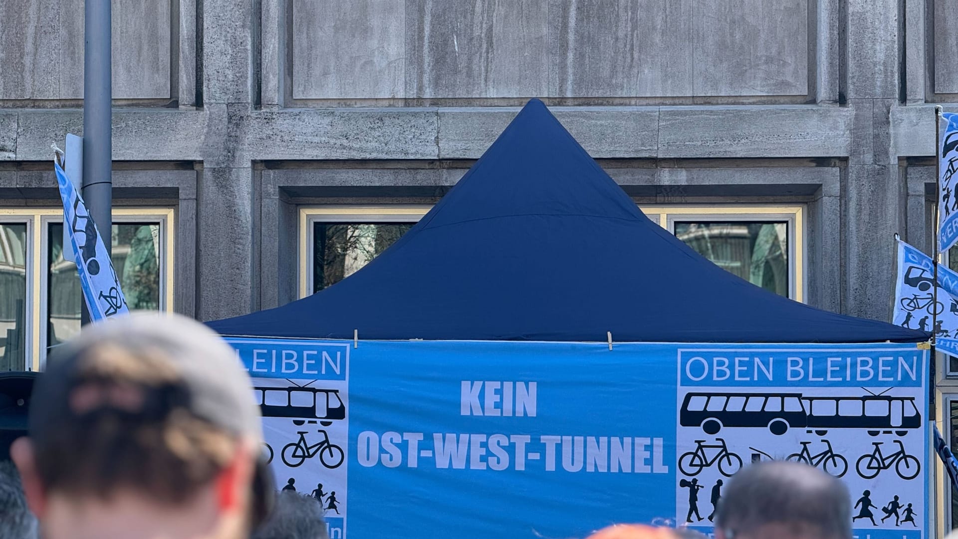 "Kein Ost-West-Tunnel": Kurz vor der Ratssitzung demonstrieren Dutzende gegen den "Mega-Tunnel" unter der Innenstadt.
