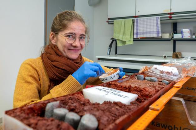 Isabel Diercks untersucht ein Sediment aus dem Roten Meer.