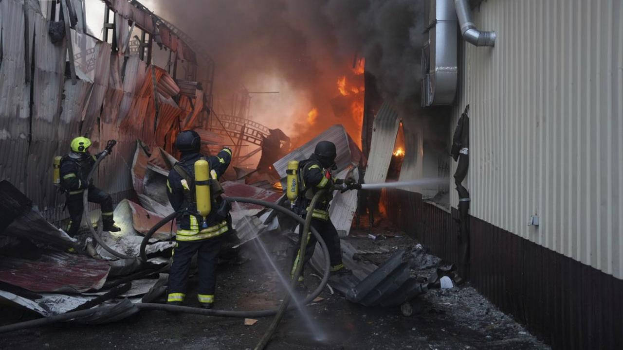 Ukraine-Liveblog: ++ Mann bei Angriffen auf Kiew getötet ++