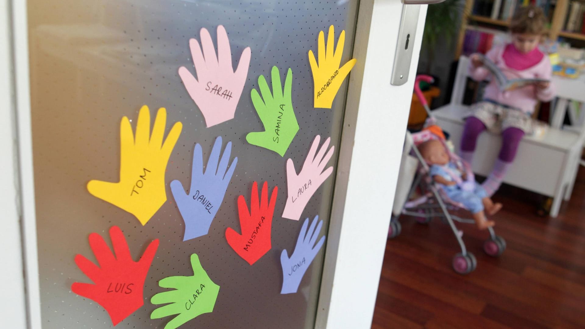 Kindergärten als Zielscheibe von Drohungen: Bei München fährt die Polizei jetzt verstärkt Streife, nachdem ein Unbekannter in rassistischen Schreiben Gewalttaten angedroht hat.
