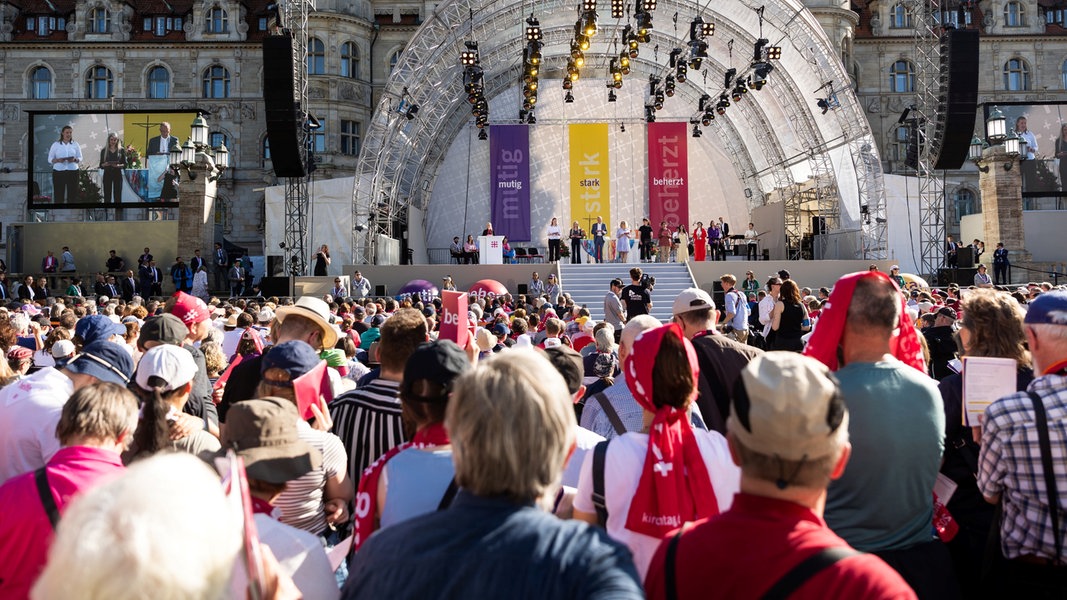 Kirchentag 2025 in Hannover: "Christlicher Glaube ist politisch" | NDR.de