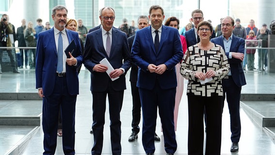 Markus Söder (l-r), Ministerpräsident von Bayern und CSU-Vorsitzender, Friedrich Merz, Unions-Kanzlerkandidat und CDU-Bundesvorsitzender, Lars Klingbeil, SPD-Fraktions- und Bundesvorsitzender, und Saskia Esken, SPD-Bundesvorsitzende © Kay Nietfeld/dpa Foto: Kay Nietfeld