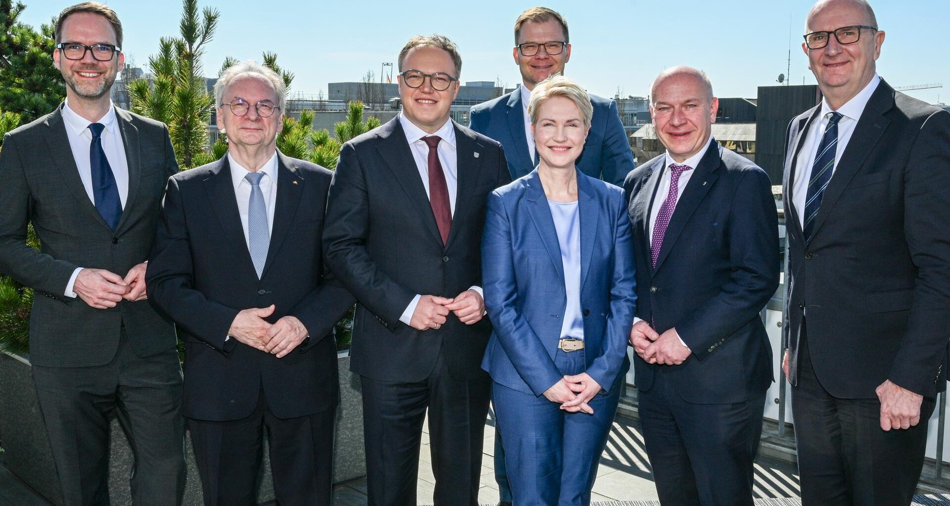 Markus Franke (l-r), Bevollmächtigter des Freistaates Sachsen beim Bund, Reiner Haseloff (CDU), Ministerpräsident von Sachsen-Anhalt, Mario Voigt (CDU), Ministerpräsident von Thüringen, Carsten Schneider (SPD), Ostbeauftragter der geschäftsführenden Bundesregierung, Manuela Schwesig (SPD), Ministerpräsidentin von Mecklenburg-Vorpommern, Kai Wegner (CDU), Regierender Bürgermeister von Berlin, und Dietmar Woidke (SPD), Ministerpräsident von Brandenburg stehen bei einem Gruppenfoto auf der Konferenz der ostdeutschen Regierungschefs in der Vertretung des Freistaates Thüringen zusammen.