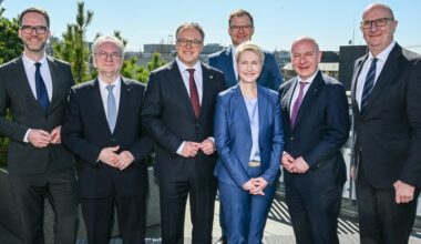 Markus Franke (l-r), Bevollmächtigter des Freistaates Sachsen beim Bund, Reiner Haseloff (CDU), Ministerpräsident von Sachsen-Anhalt, Mario Voigt (CDU), Ministerpräsident von Thüringen, Carsten Schneider (SPD), Ostbeauftragter der geschäftsführenden Bundesregierung, Manuela Schwesig (SPD), Ministerpräsidentin von Mecklenburg-Vorpommern, Kai Wegner (CDU), Regierender Bürgermeister von Berlin, und Dietmar Woidke (SPD), Ministerpräsident von Brandenburg stehen bei einem Gruppenfoto auf der Konferenz der ostdeutschen Regierungschefs in der Vertretung des Freistaates Thüringen zusammen.