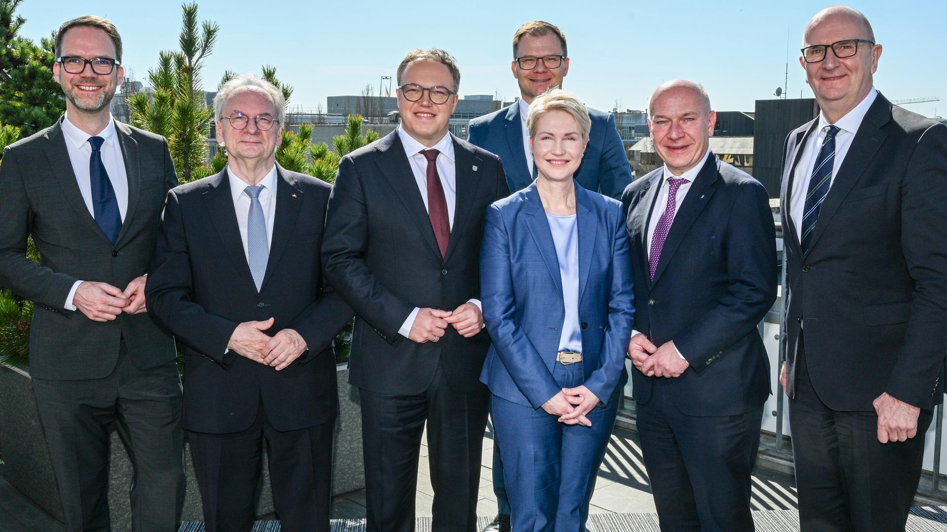 Markus Franke (l-r), Bevollmächtigter des Freistaates Sachsen beim Bund, Reiner Haseloff (CDU), Ministerpräsident von Sachsen-Anhalt, Mario Voigt (CDU), Ministerpräsident von Thüringen, Carsten Schneider (SPD), Ostbeauftragter der geschäftsführenden Bundesregierung, Manuela Schwesig (SPD), Ministerpräsidentin von Mecklenburg-Vorpommern, Kai Wegner (CDU), Regierender Bürgermeister von Berlin, und Dietmar Woidke (SPD), Ministerpräsident von Brandenburg stehen bei einem Gruppenfoto auf der Konferenz der ostdeutschen Regierungschefs in der Vertretung des Freistaates Thüringen zusammen.
