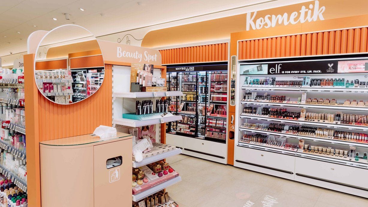Kosmetikabteilung bei Rossmann neuerdings in Orange: Die Farbe soll eine wärmere Atmosphäre schaffen. Ein Schminktisch soll es Kundinnen leichter machen, Produkte auszuprobieren.