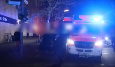 Tumulte nach Crash in Berlin: Mann will Krankenwagen stürmen- Polizei greift ein