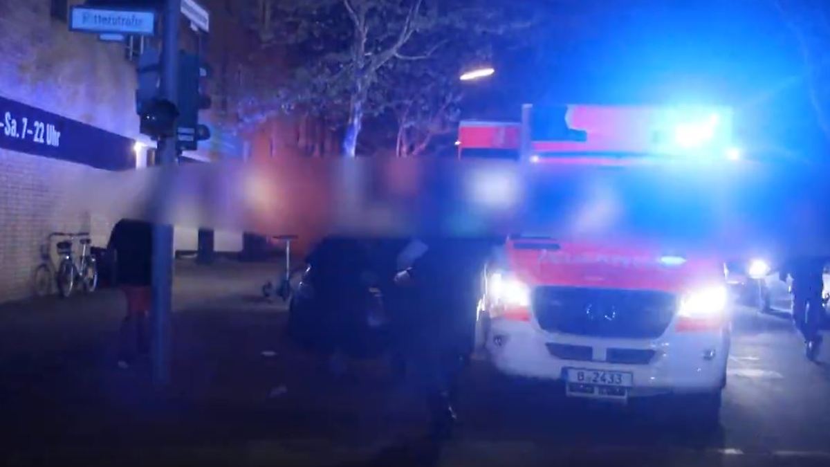 Tumulte nach Crash in Berlin: Mann will Krankenwagen stürmen- Polizei greift ein