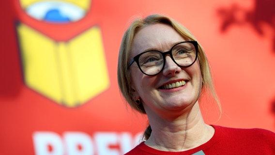 Eine blonde Frau mit Brille lächelt © picture alliance/dpa Foto: Hendrik Schmidt
