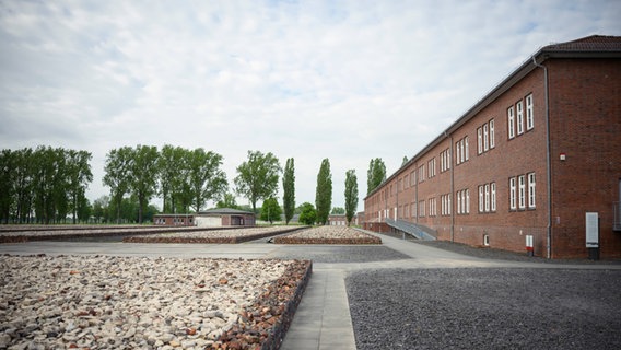 Gabionen aus Stein sind auf dem Gelände der Gedenkstätte des ehemaligen Konzentrationslagers Neuengamme zu sehen, welche die Stelle der ehemaligen Holzbarracken der Häftlinge markieren. © picture alliance/dpa | Gregor Fischer Foto: Gregor Fischer