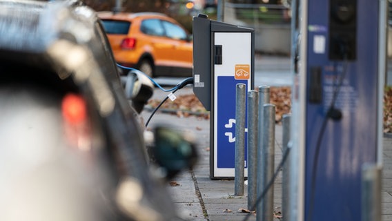 Eine Ladesäule für Elektroautos an einem öffentlichen Parkplatz. © picture alliance/dpa | Marijan Murat Foto: Marijan Murat