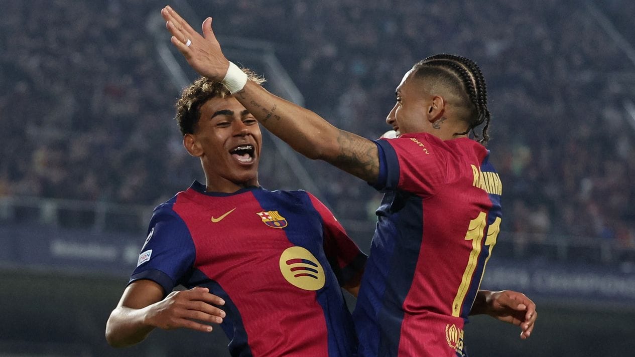 Lamine Yamal (l.) feiert mit Raphinha: Der FC Barcelona ist in Topform.