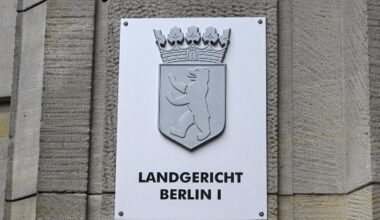 Ein Metallschild weist auf das Landgericht Berlin I hin