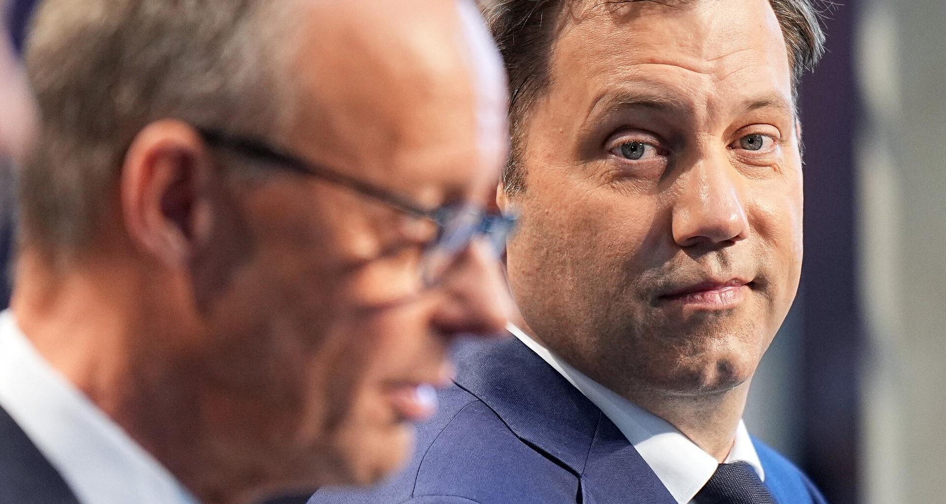 Friedrich Merz und Lars Klingbeil stehen nebeneinander bei einer Pressekonferenz.