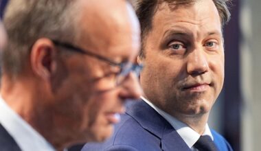 Friedrich Merz und Lars Klingbeil stehen nebeneinander bei einer Pressekonferenz.