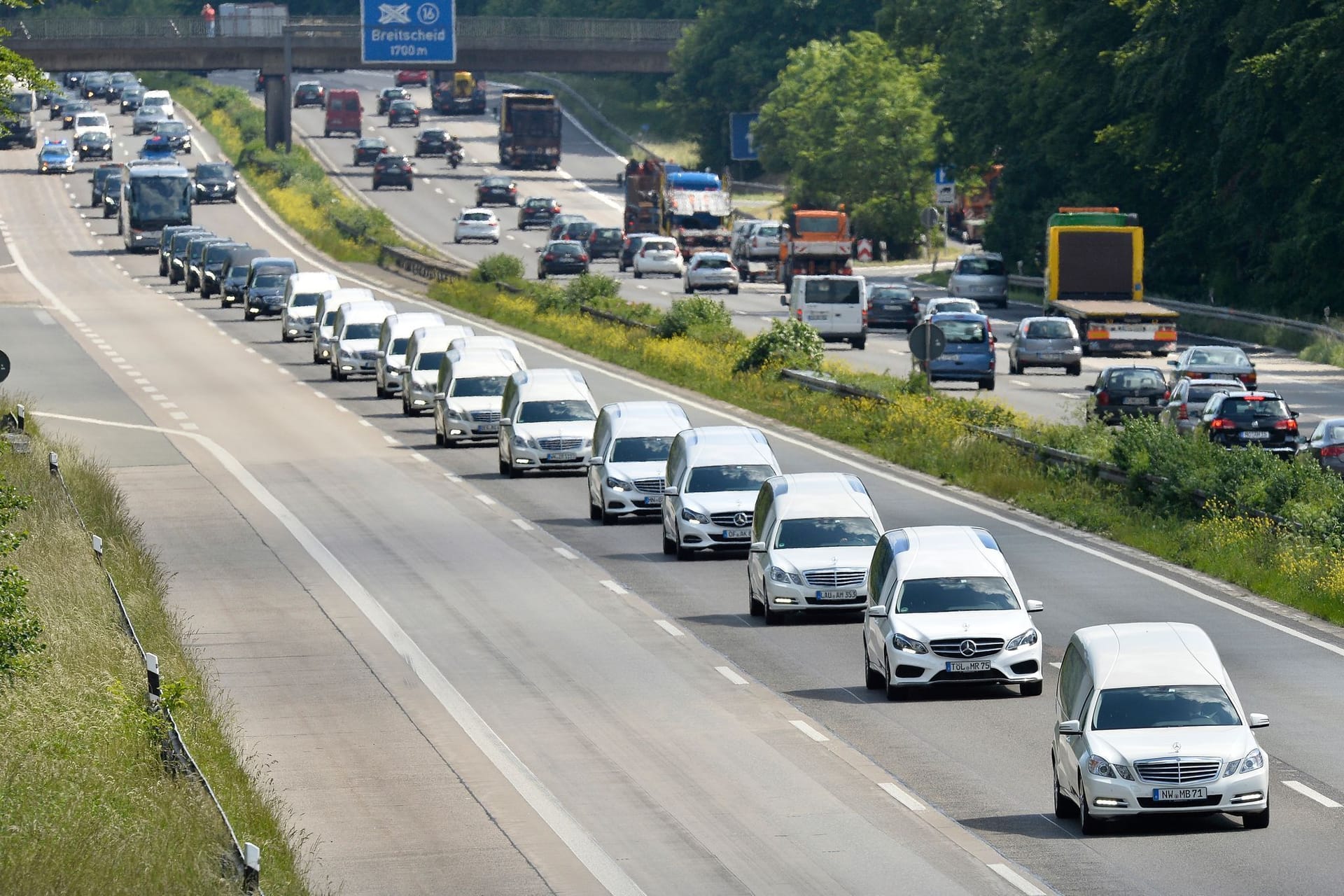 Leichenwagen bringen am 10. Juni 2015 16 tote Schulkinder zurück nach Deutschland.