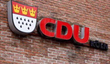 Parteizentralen von CDU und SPD mit Farbe beschmiert