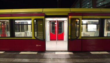 Fünfköpfige Gruppe belästigt Frauen in Berliner S-Bahn