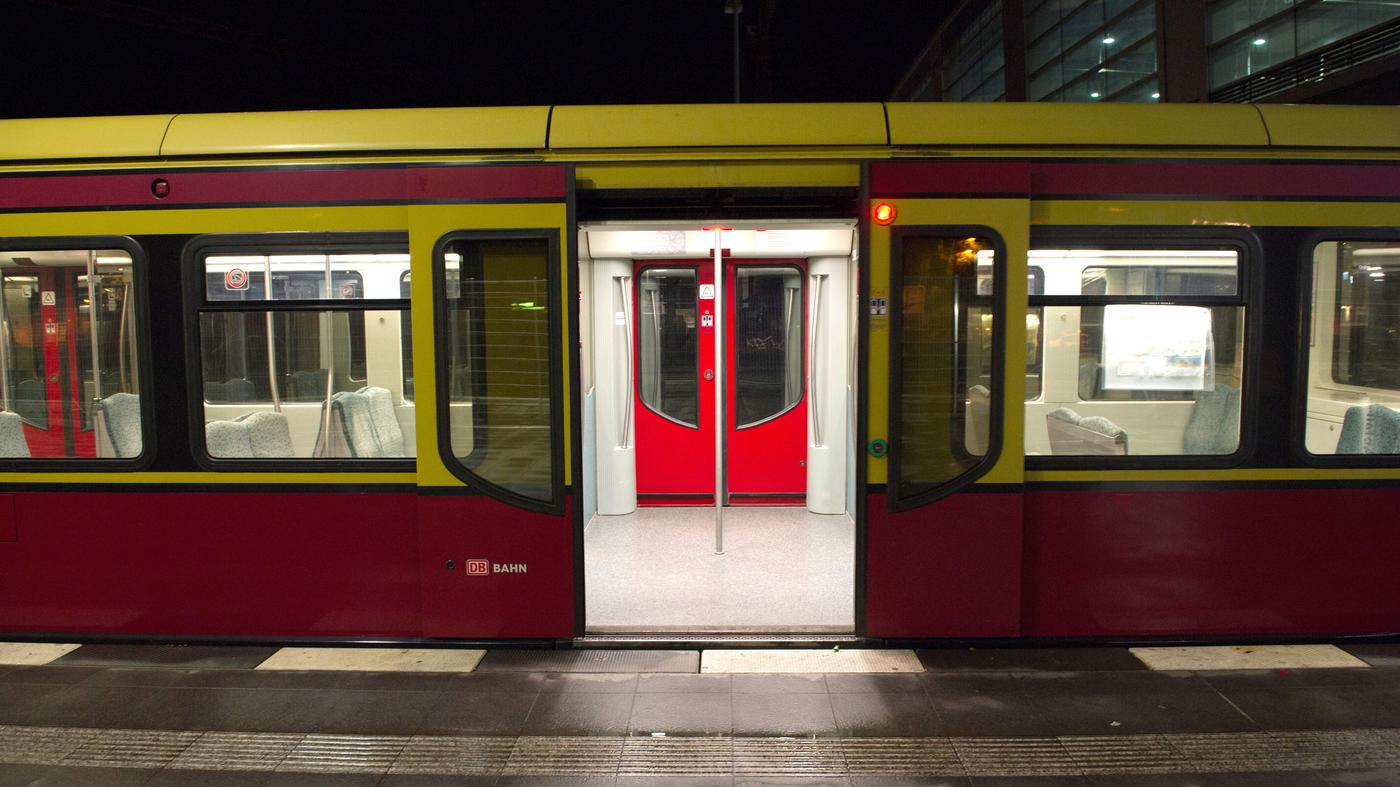 Fünfköpfige Gruppe belästigt Frauen in Berliner S-Bahn