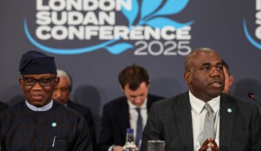 Bankole Adeoye, nigerianischer Diplomat und Großbritanniens Außenminister Lammy sitzen während der Konferenz nebeneinander. Hinter ihnen das Logo der Konferenz "London Sudan Conference 2025".